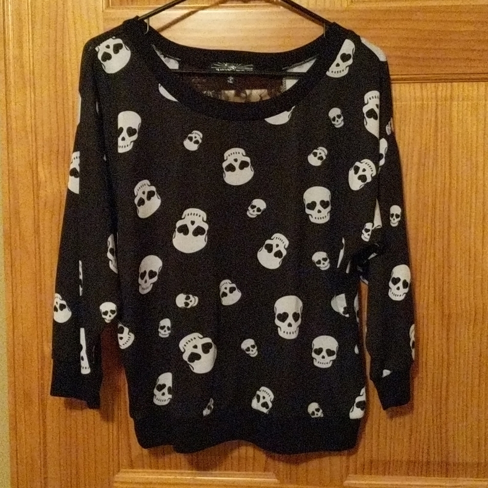 ⭐ 5 for $25 / Cute black/white skull top with floral black lace